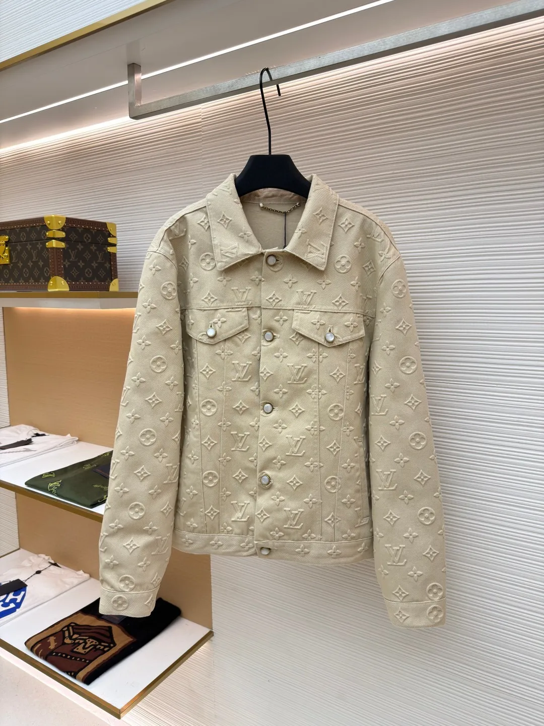 LOUIS VUITTON fully embossed denim jacket ●Original version: Purchased and developed at 28699 ●Item number: 1680986-C65 ●Fabric: Denim denim fabric ●Technology: embossed embossing ●Version: fitted version ●Weight: about 1270 grams ●Size: S-M-L-XL ●Description: Made of customized denim fabric, monogram three-dimensional embossing all over, classic brand logo pattern on the front and back, brown brand embossed leather tag on the back waist, white engraved beaded buttons, and white beaded nails on the pockets. It can be matched with tops of the same season to create a fashionable look. Customized accessories, complete with three labels, same style for men and women!